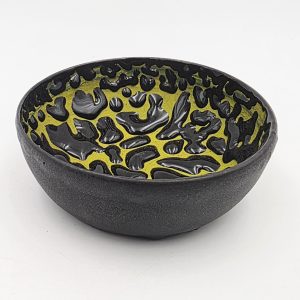 Żółta miska do wyrabiania piany